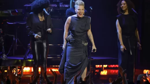 pink-receives-the-iheartradio-icon-award-following-their-exhilarating-duet-with-kelly-clarkson
