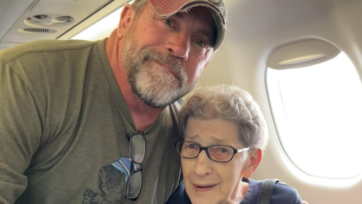 man-gives-up-his-first-class-seat-to-88-year-old-stranger,-bringing-her-to-tears