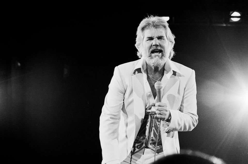American Country musician Kenny Rogers (1938 - 2020) performs onstage at Nassau Coliseum, Uniondale, New York, September 26, 1980. | Source: Getty Images