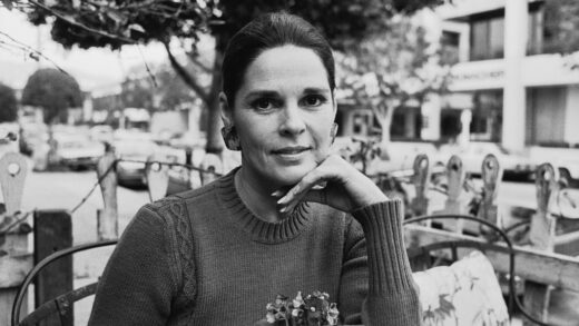 ali-macgraw-retired-in-a-town-where-people-respect-her-privacy-while-she-does-community-work 