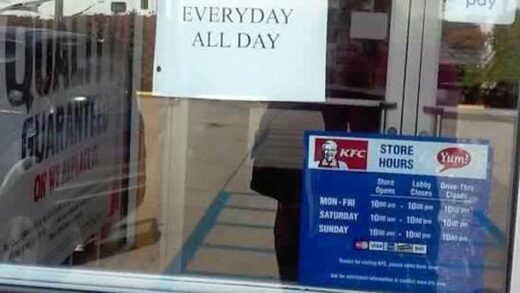 people-are-angry-about-a-sign-that-a-kfc-store-put-on-their-doors,-and-the-restaurant-won’t-remove-it-despite-the-complaints