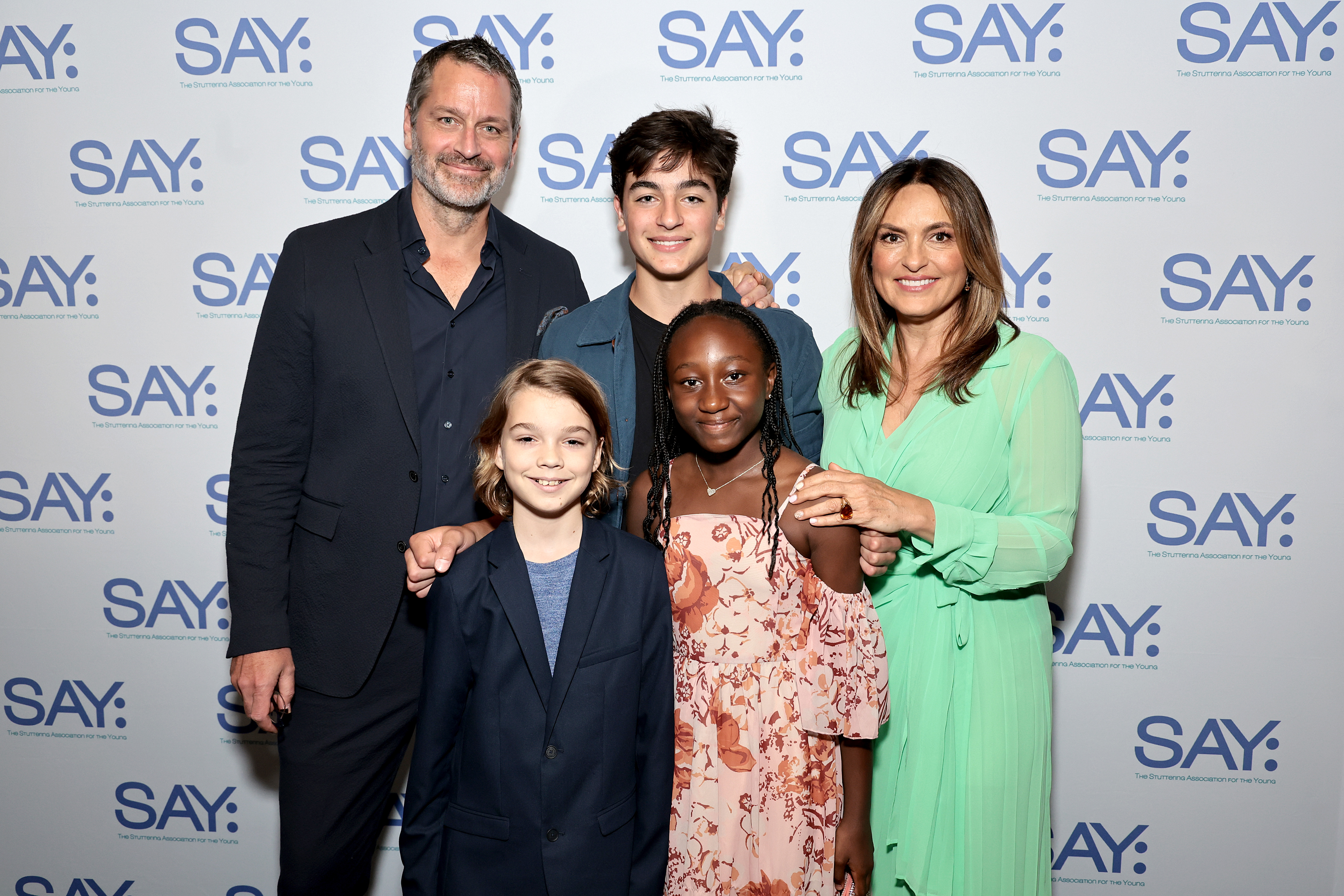 Peter, Andrew, August, and Amaya Hermann and Mariska Hargitay at the 2023 Stuttering Association For The Young (SAY) Benefit Gala in New York, 2023 | Source: Getty Images