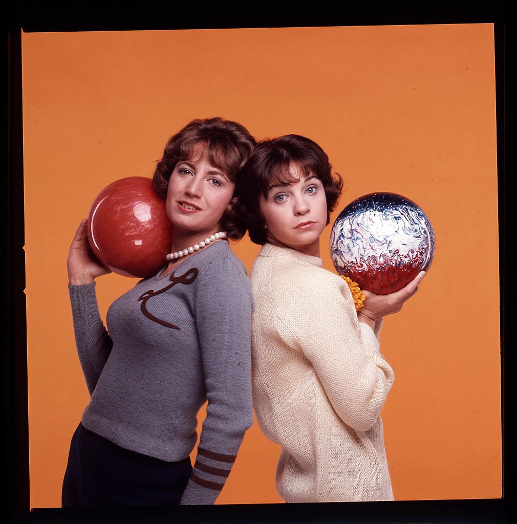 Penny Marshal and Cindy Williams, circa December 18, 1975 | Source: Getty Images