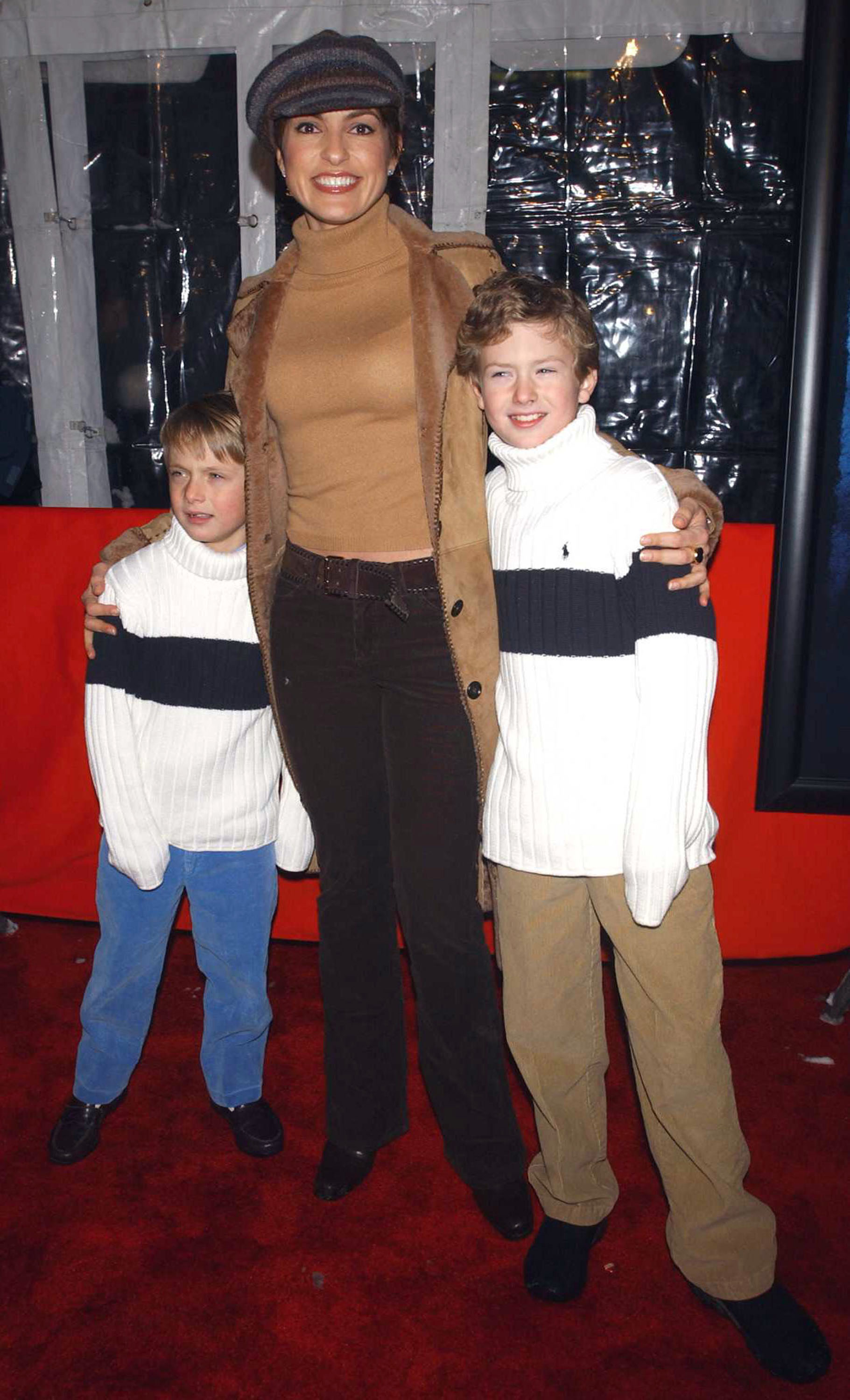 Mariska Hargitay with two unidentified little boys at the "The Lord of the Rings: The Two Towers"  premiere in New York City, 2002 | Source: Getty Images