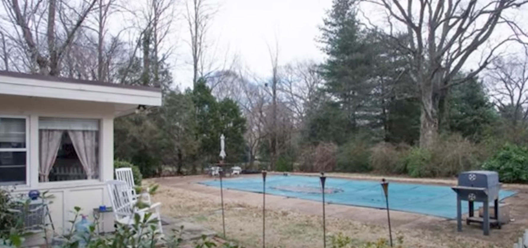 Reese Witherspoon and Jim Toth's family home swimming pool in Nashville | Source: YouTube/@FamousEntertainment