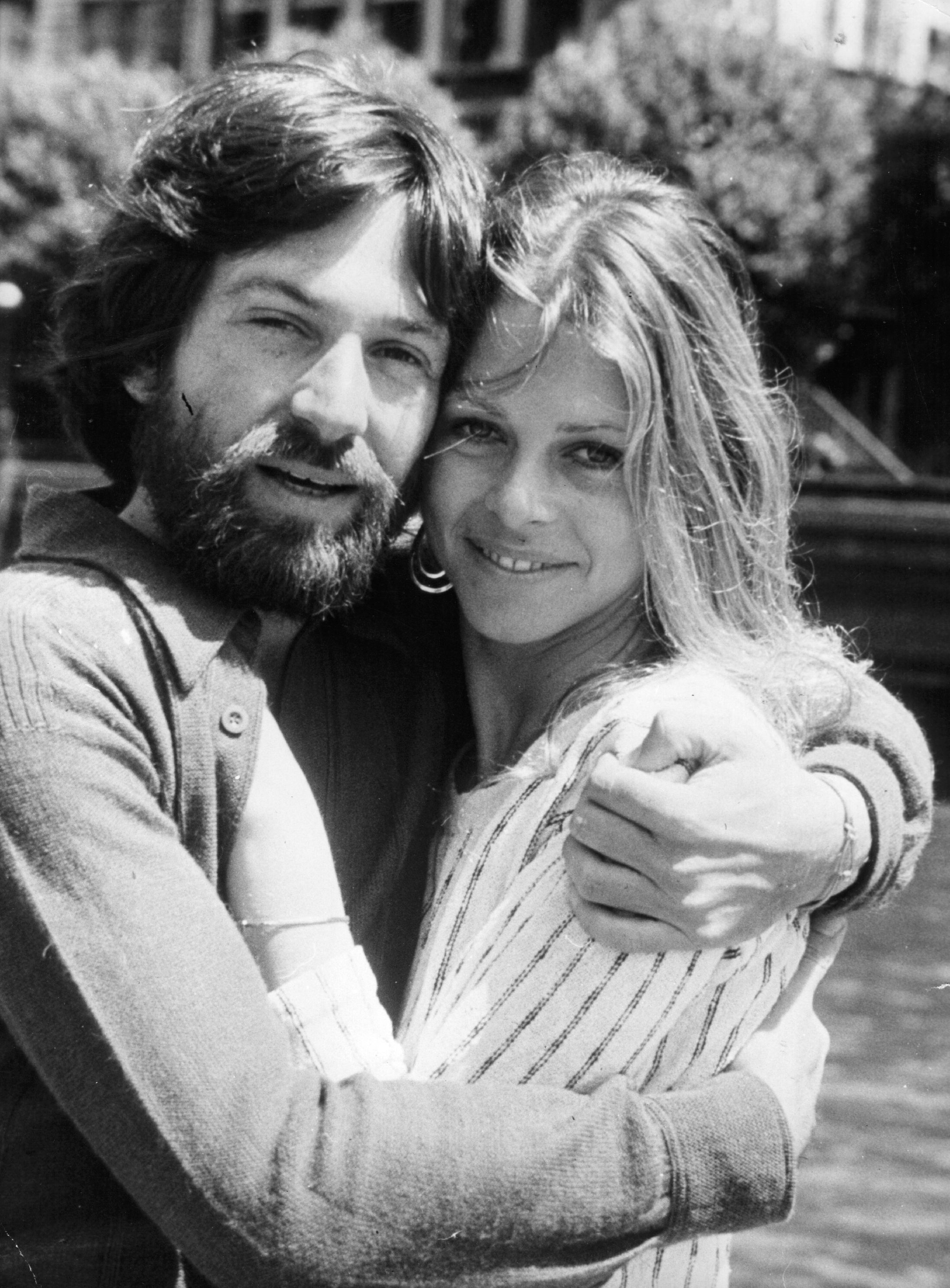 Lindsay Wagner with her ex-husband Michael Brandon at their home in 1977 | Source: Getty Images