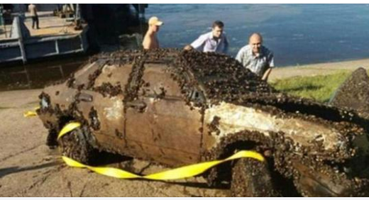 bomb-discovery!-he-accidentally-found-a-car-at-the-bottom-of-the-river-and-called-the-police