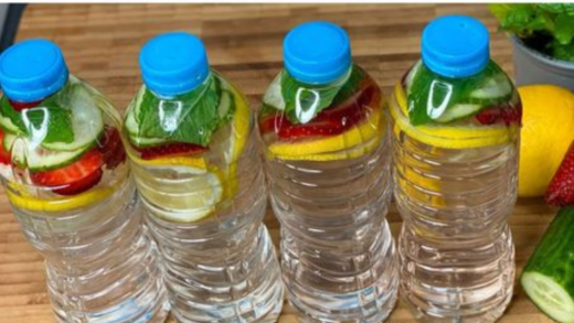 refreshing-detox-water:-lemon,-strawberry,-mint,-and-cucumber