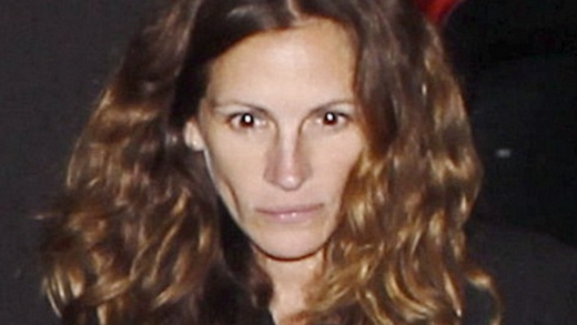 at-56,-julia-roberts-causes-stir-as-she-debuts-new-hairstyle-for-fans-–-“not-the-same-person”