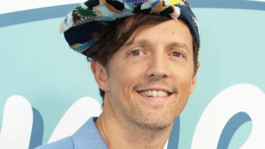 jason-mraz-reveals-he-came-out-later-in-life-because-being-gay-was-a-‘punchline’-in-the-’90s’